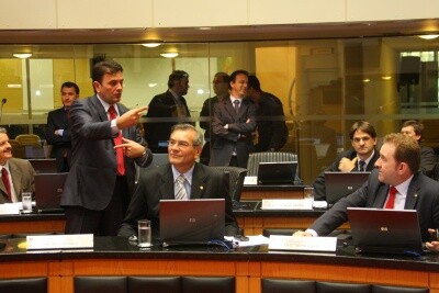 Deputados rejeitam vetos do Executivo e aprovam Secretaria de Relações Institucionais na Assembleia