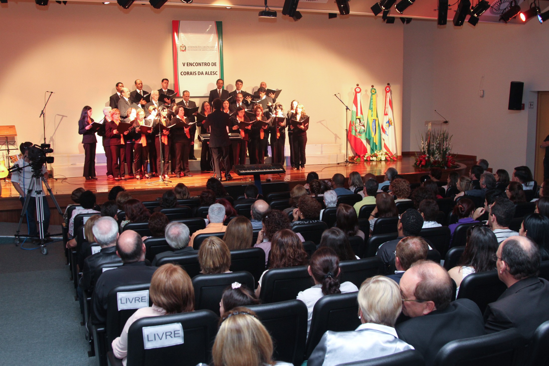 Poder Legislativo homenageia servidor