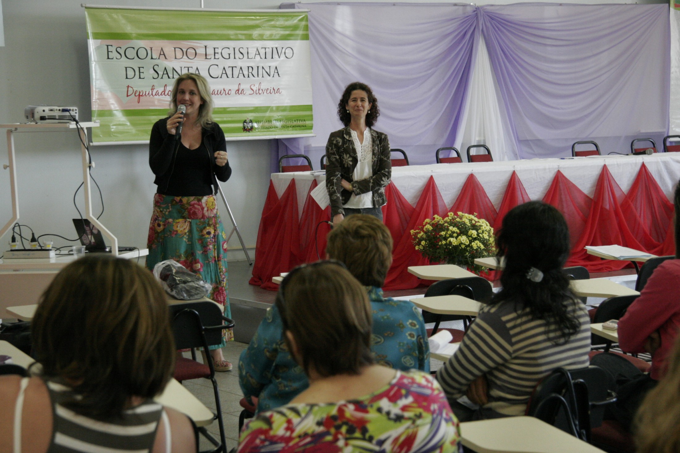 Curso de Formação Política para mulheres - São Miguel do Oeste - Palestrantes Claudete Junges e Joice Graciele Nielson