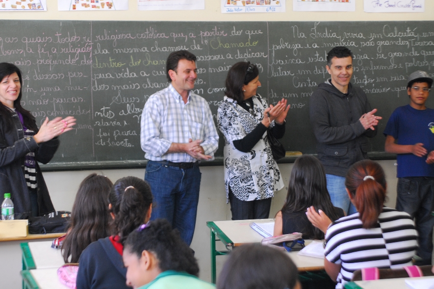 Deputado e treinador em sala de aula  falando sobre o projeto aos alunos