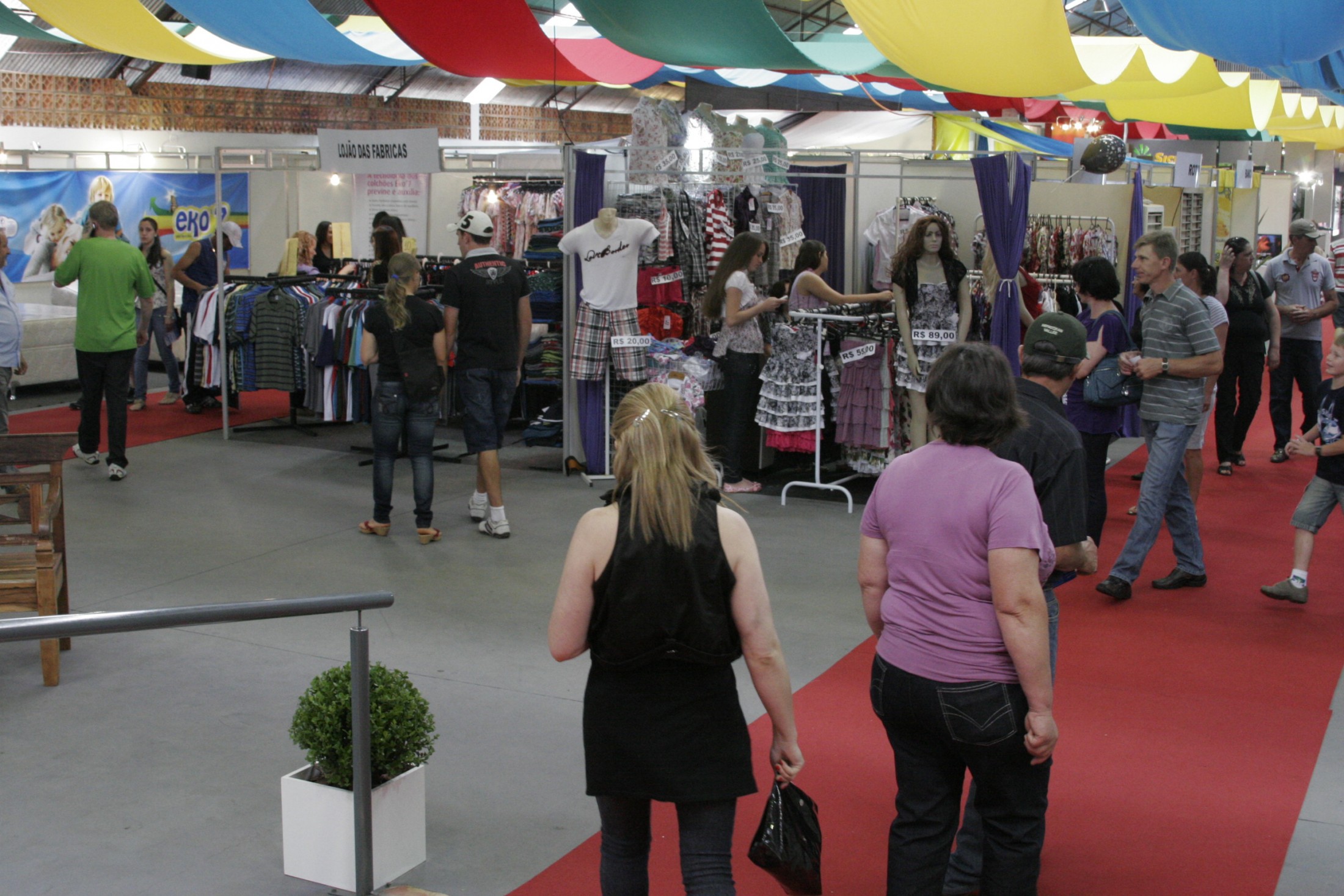 Público visita pavilhões da EFACIP 2011