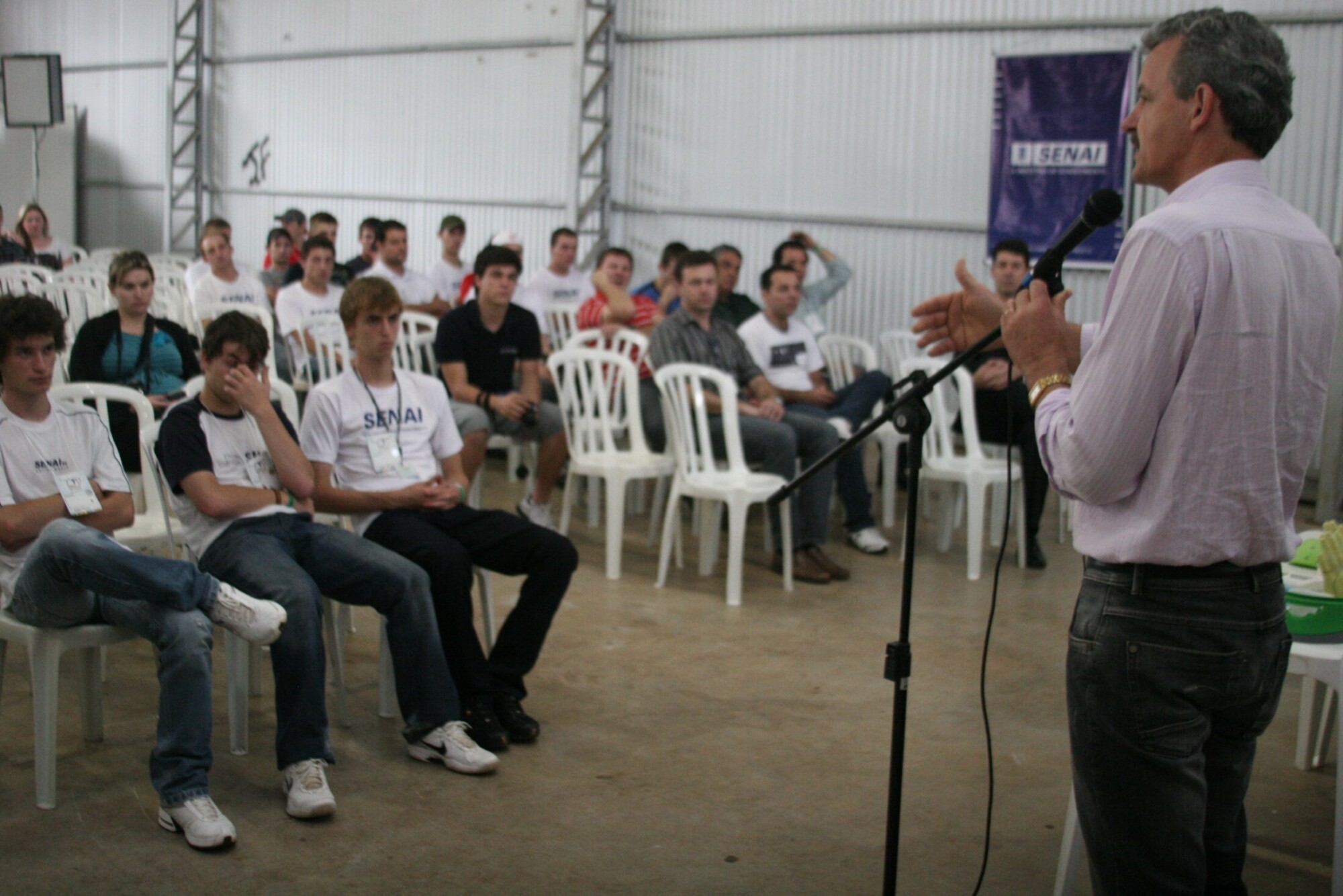 Dep. Dirceu Dresch  fala com grupo de estudantes.