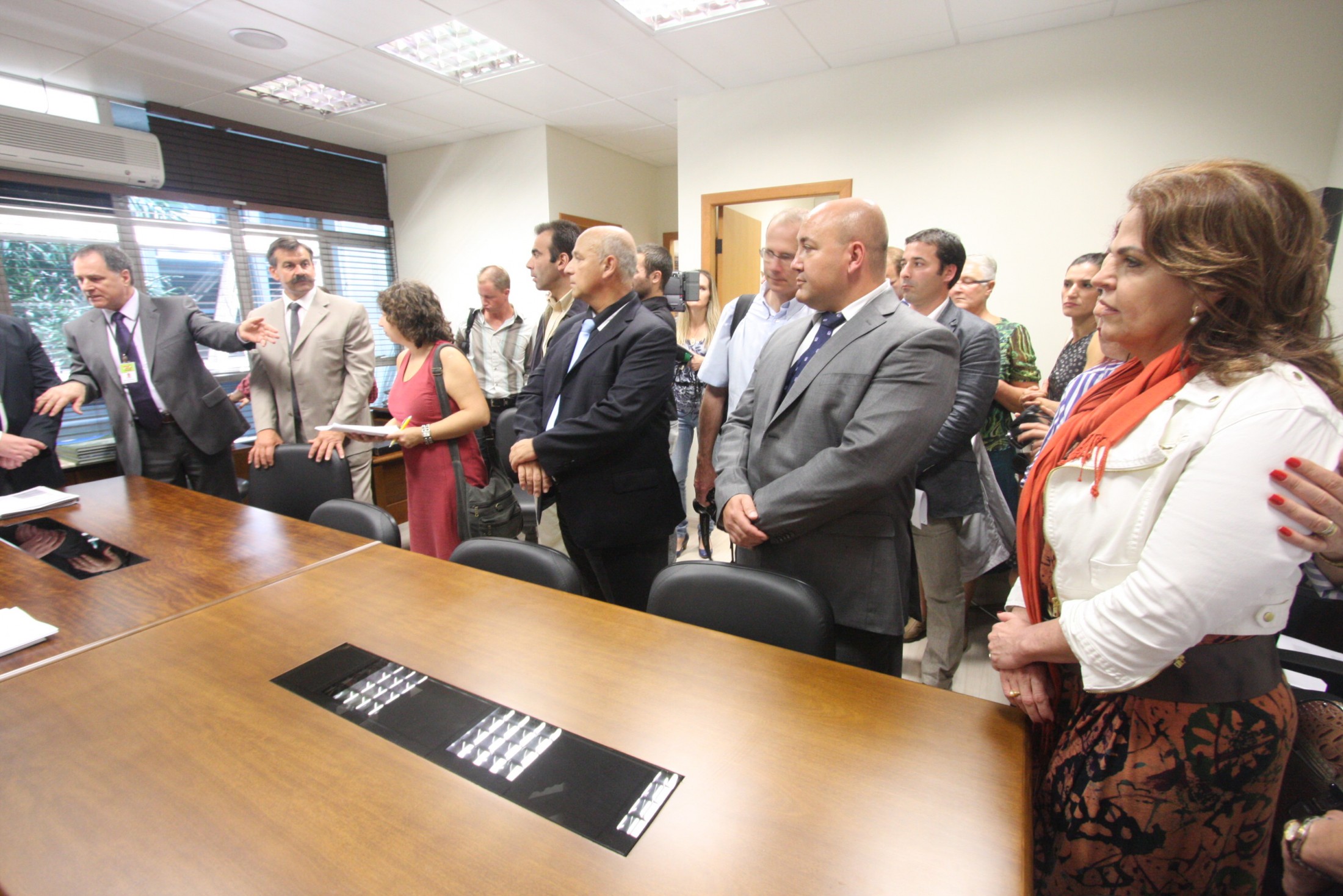 Deputado Carlos Chiodini (PMDB) recepciona franceses referente a Comissão de Educação