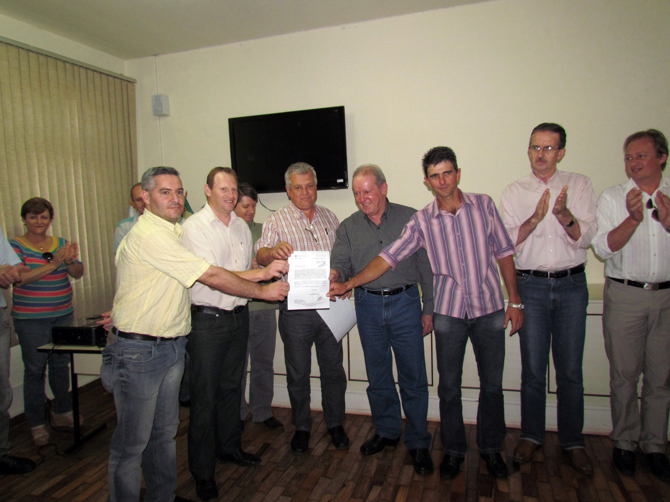 Marcos Vieira entrega verbas para Amerios