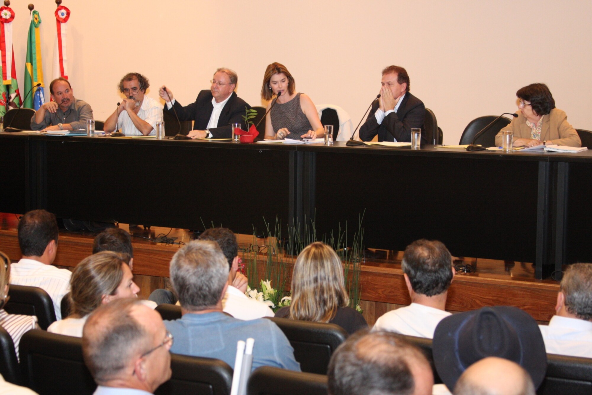 Audiência pública debate futuro da ocupação da Ponta do Coral