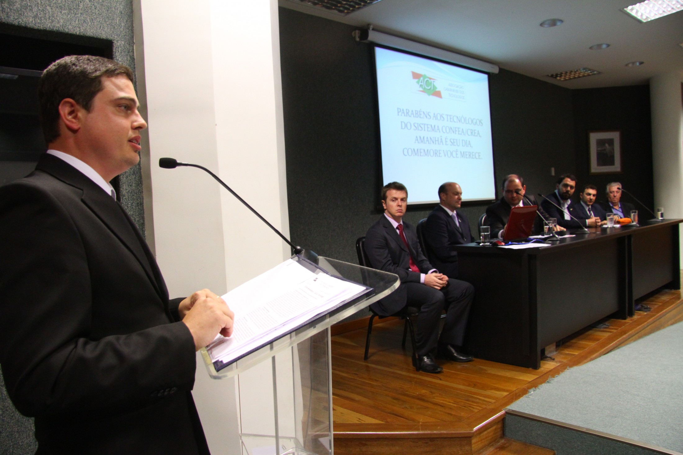 Reunião com os tecnólogos a fim de homenageá-los pela passagem do 