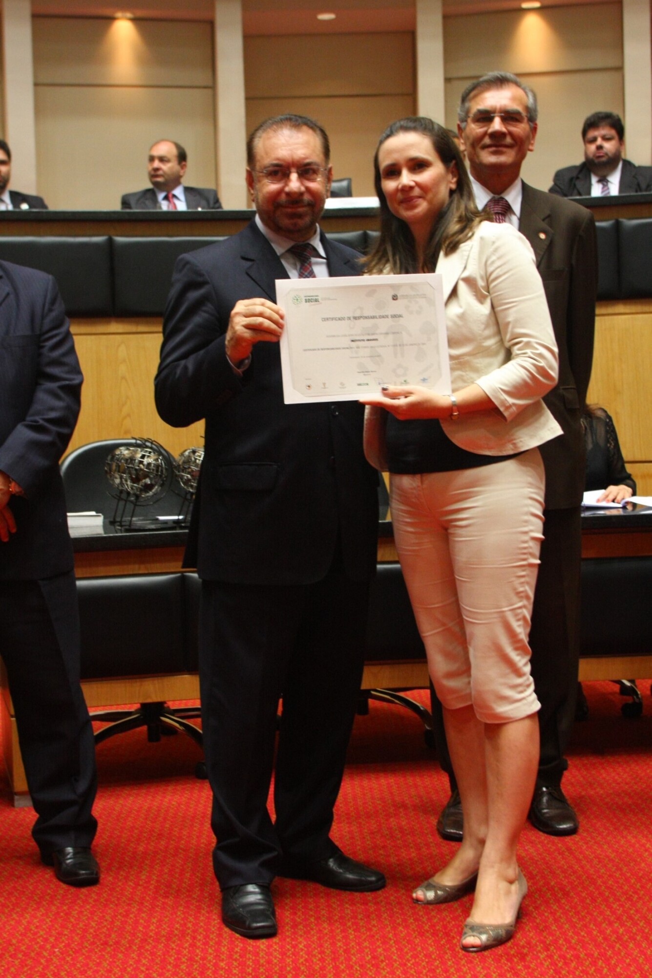 Assembleia homenageia empresas e entidades socialmente responsáveis
