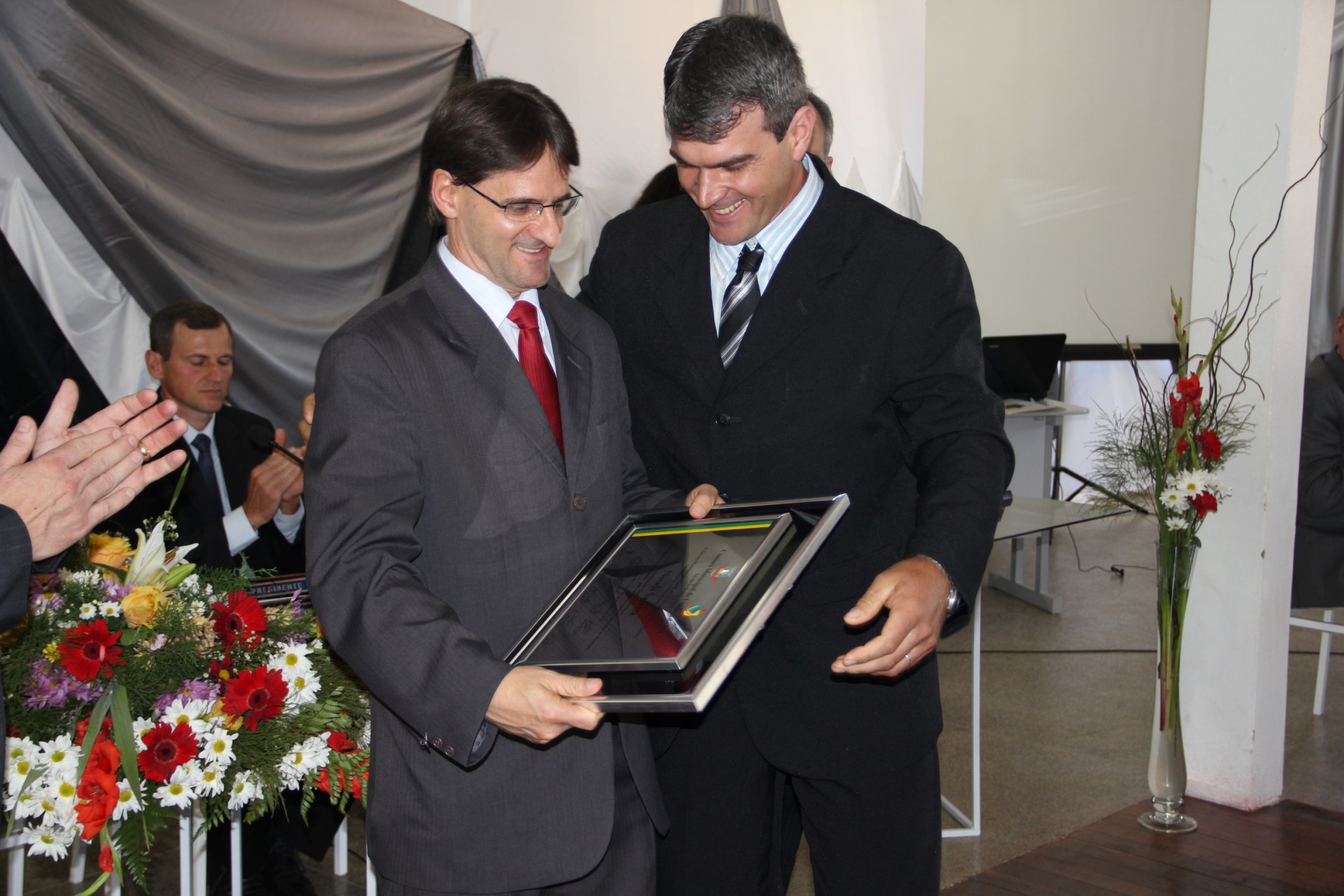 Saretta recebe Título de Cidadão Lindoiense