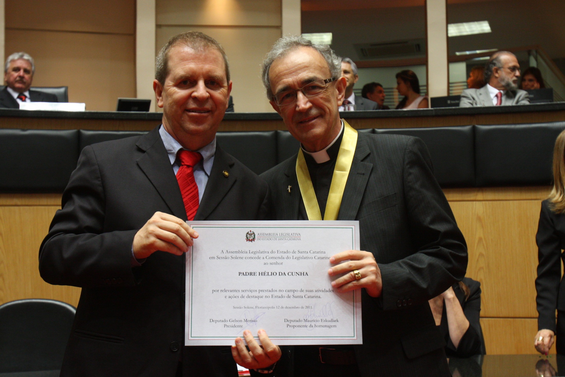 Maurício Eskudlark homenageia Padre Hélio da Cunha