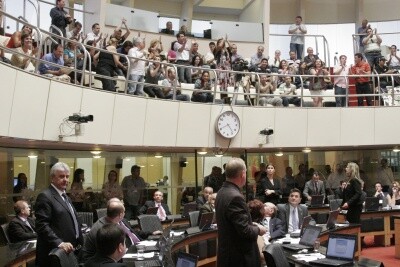 Deputados aprovam projetos que beneficiam servidores