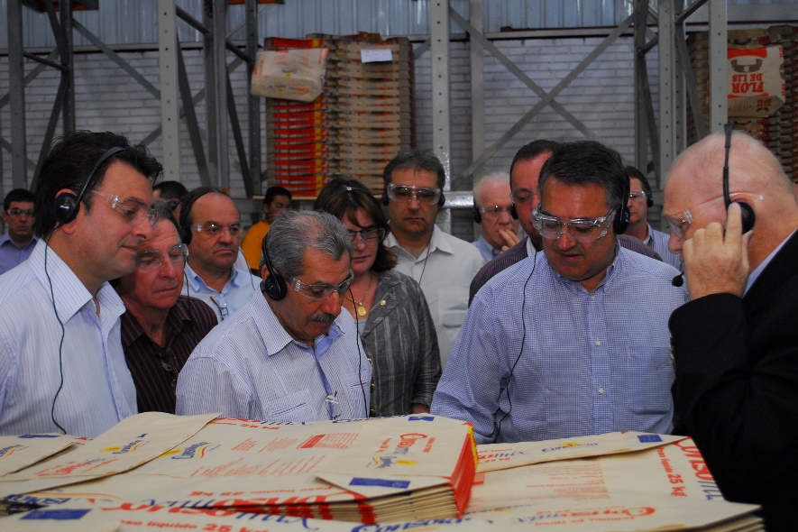 Comitiva conhece produtos fabricados na  unidade L