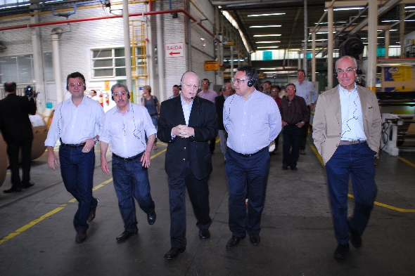 Comitiva conhece produtos fabricados na  unidade Lages I
