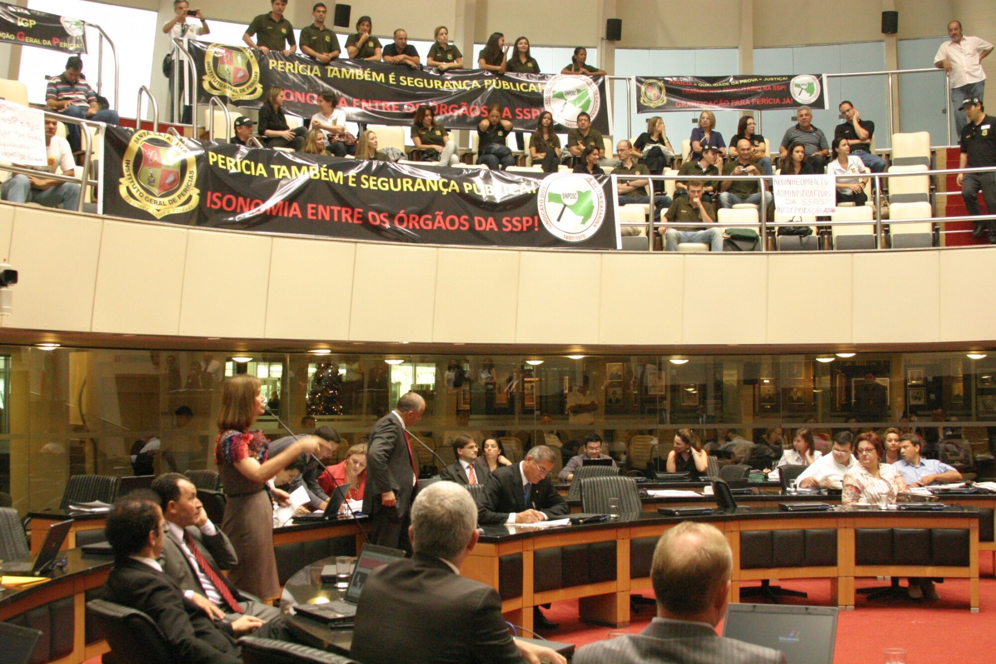 Parlamentares aprovam Orçamento de 2012