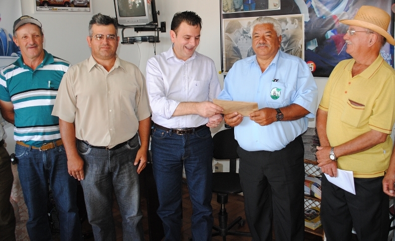 Subvenção é entregue a agricultores da região