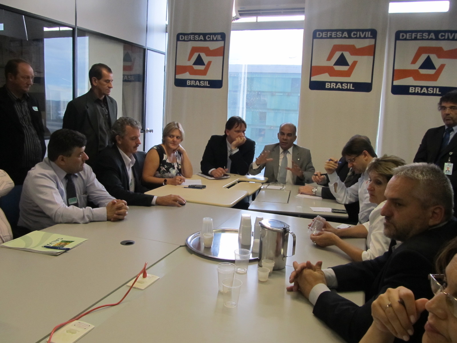 Prefeitos e deputados cobram repasse de recursos