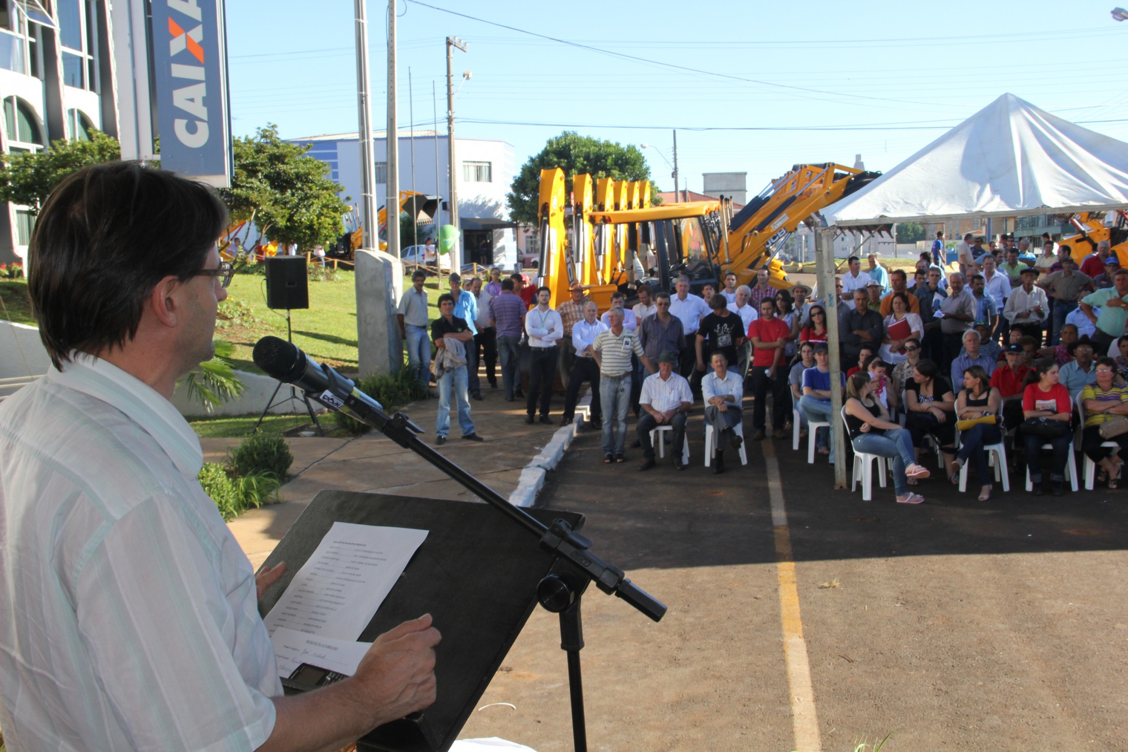 Saretta participa de entrega de retroescavadeiras do PAC 2 e destaca a importância do auxílio aos municípios atingidos pela seca