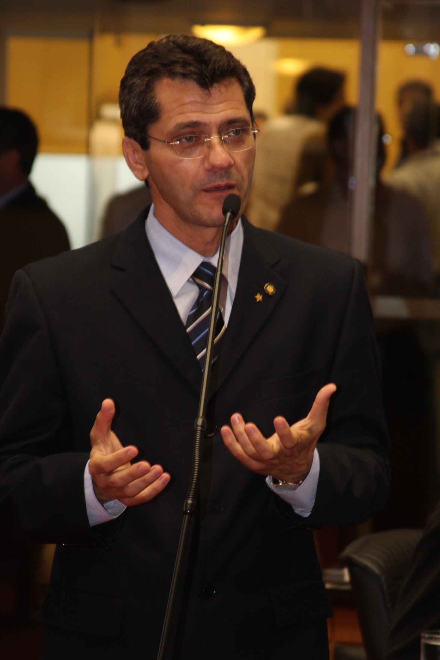 Compra de software sem licitação pela Secretaria da Educação é questionada pelo deputado Jailson
