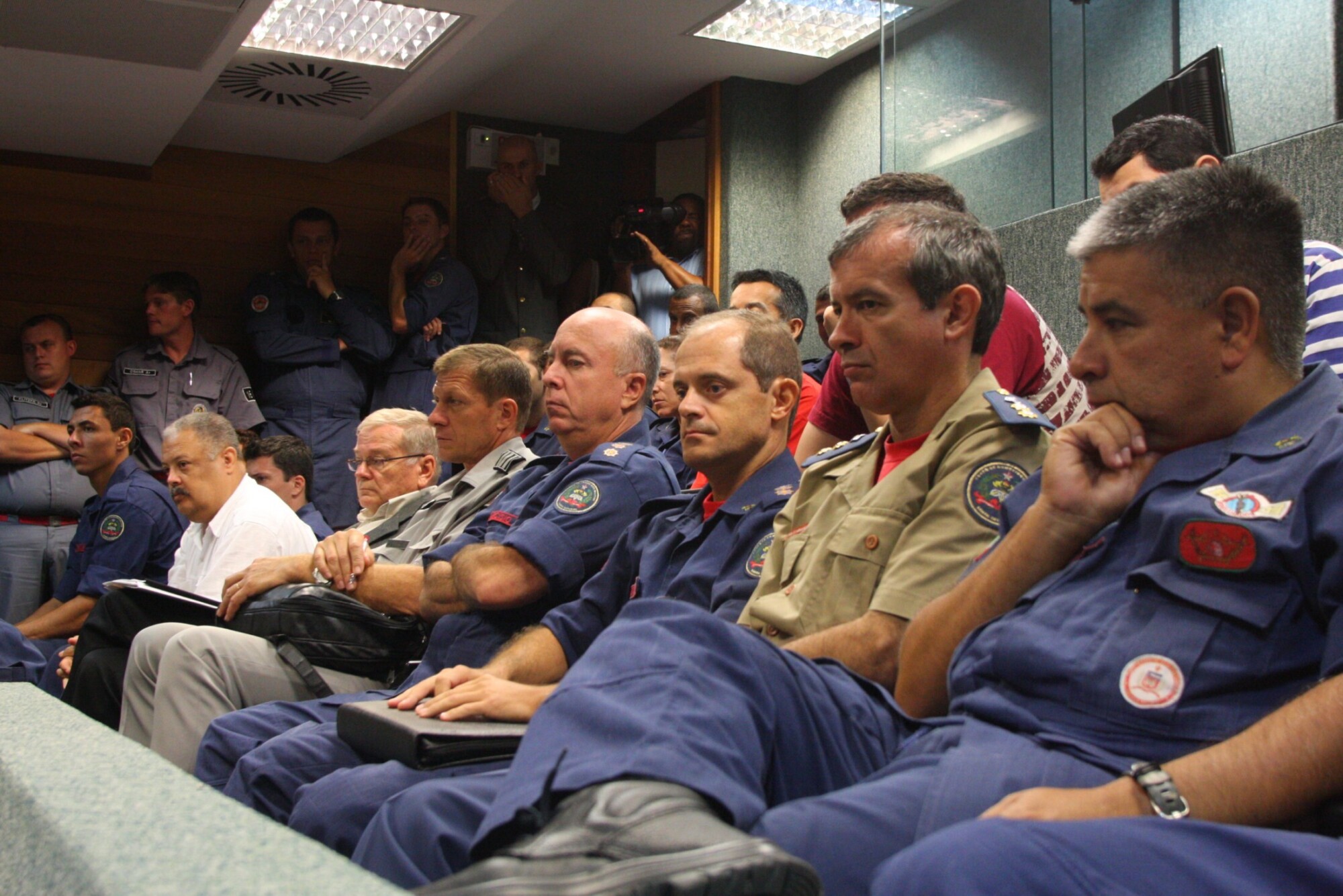 Em lados opostos, bombeiros militares e voluntários se mobilizam em torno da PEC