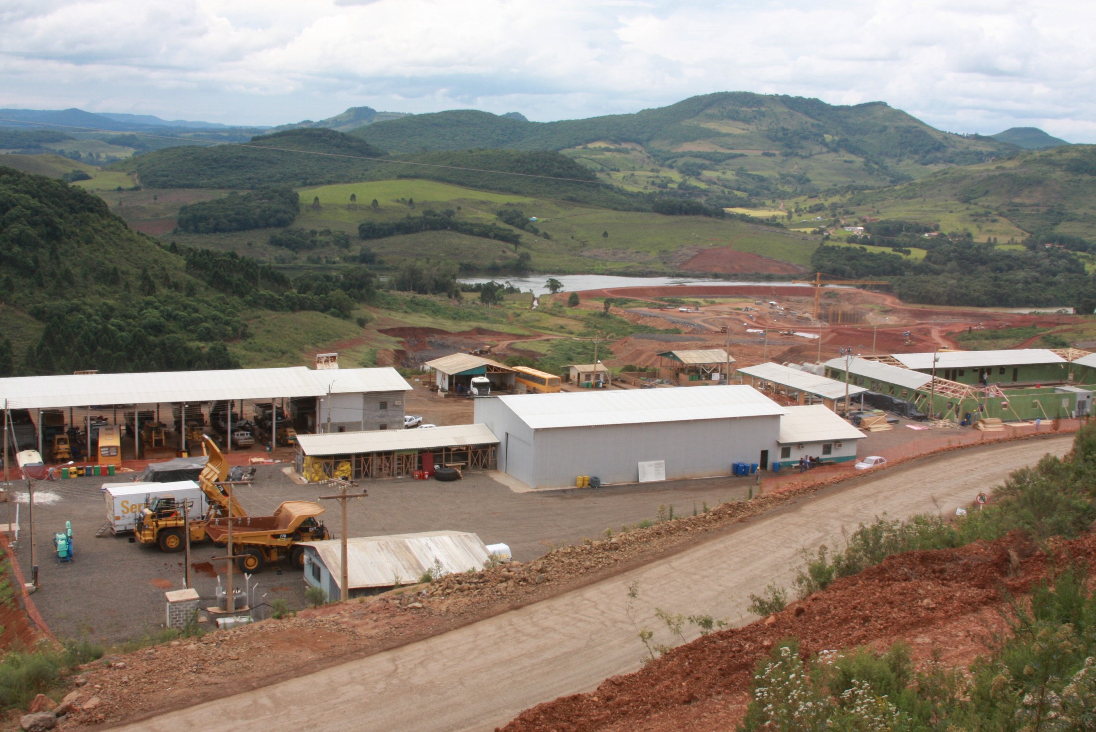 Comissão de Direitos ouve reivindicações de trabalhadores e atingidos pela usina Garibaldi. Canteiro de obras da usina Garibaldi.