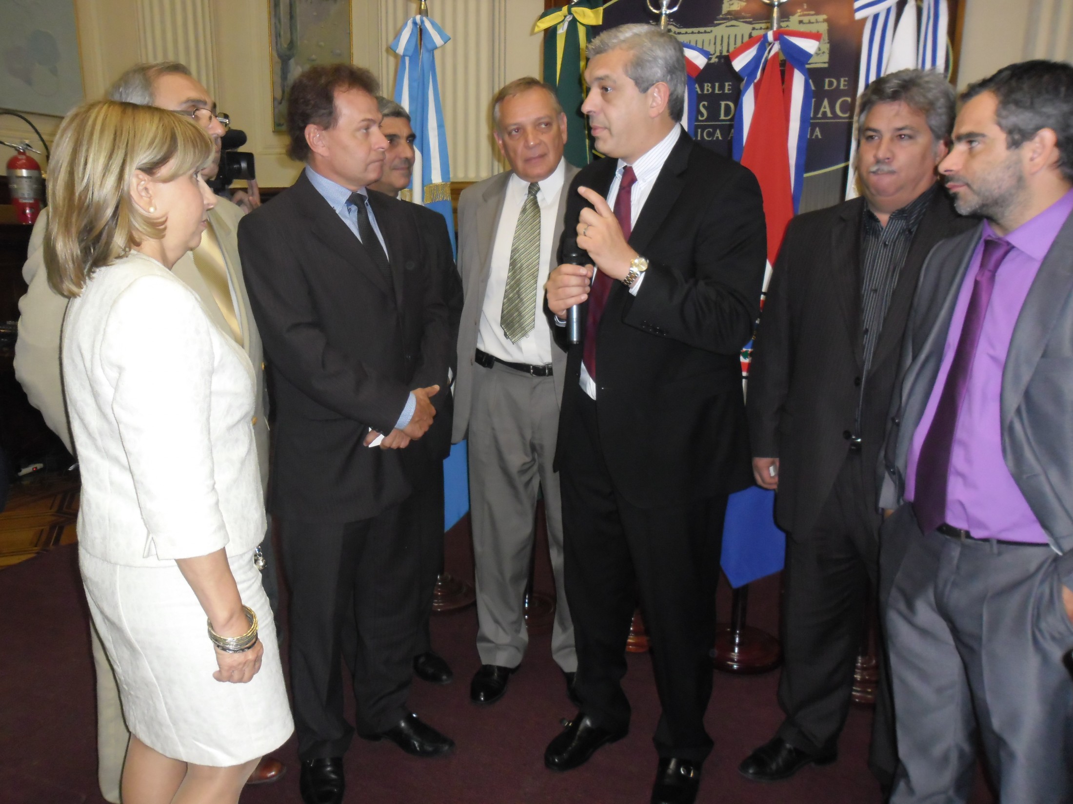 Parlamentares da UPM sendo recepcionados