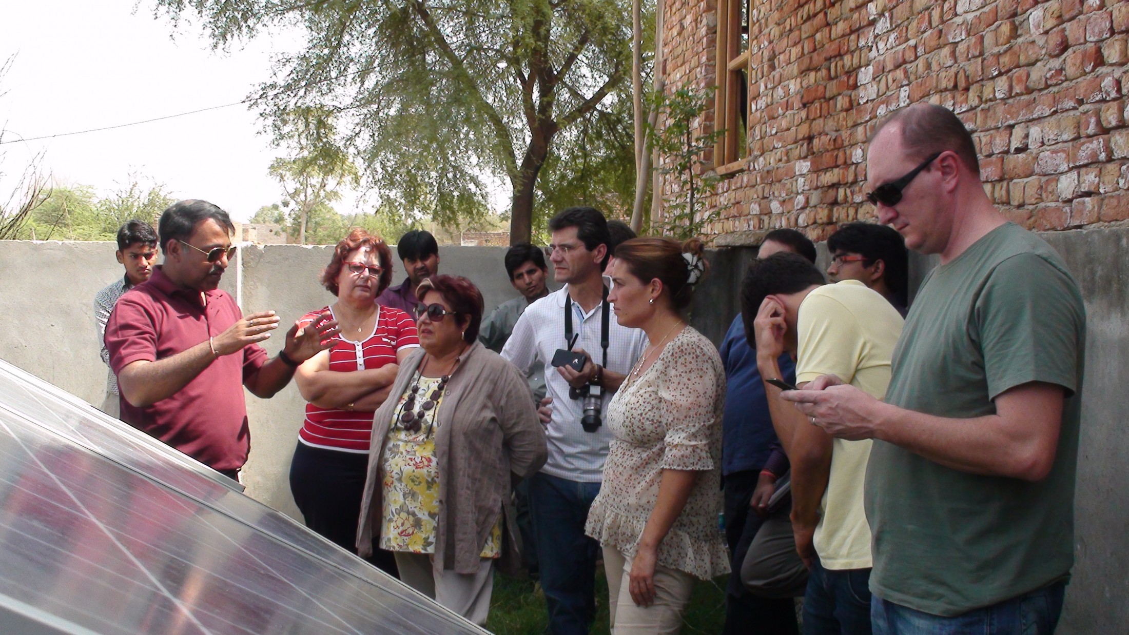 Comitiva catarinense visita vilarejo de Kheri onde moradores acessam internet com tecnologia desenvolvida pela VNL