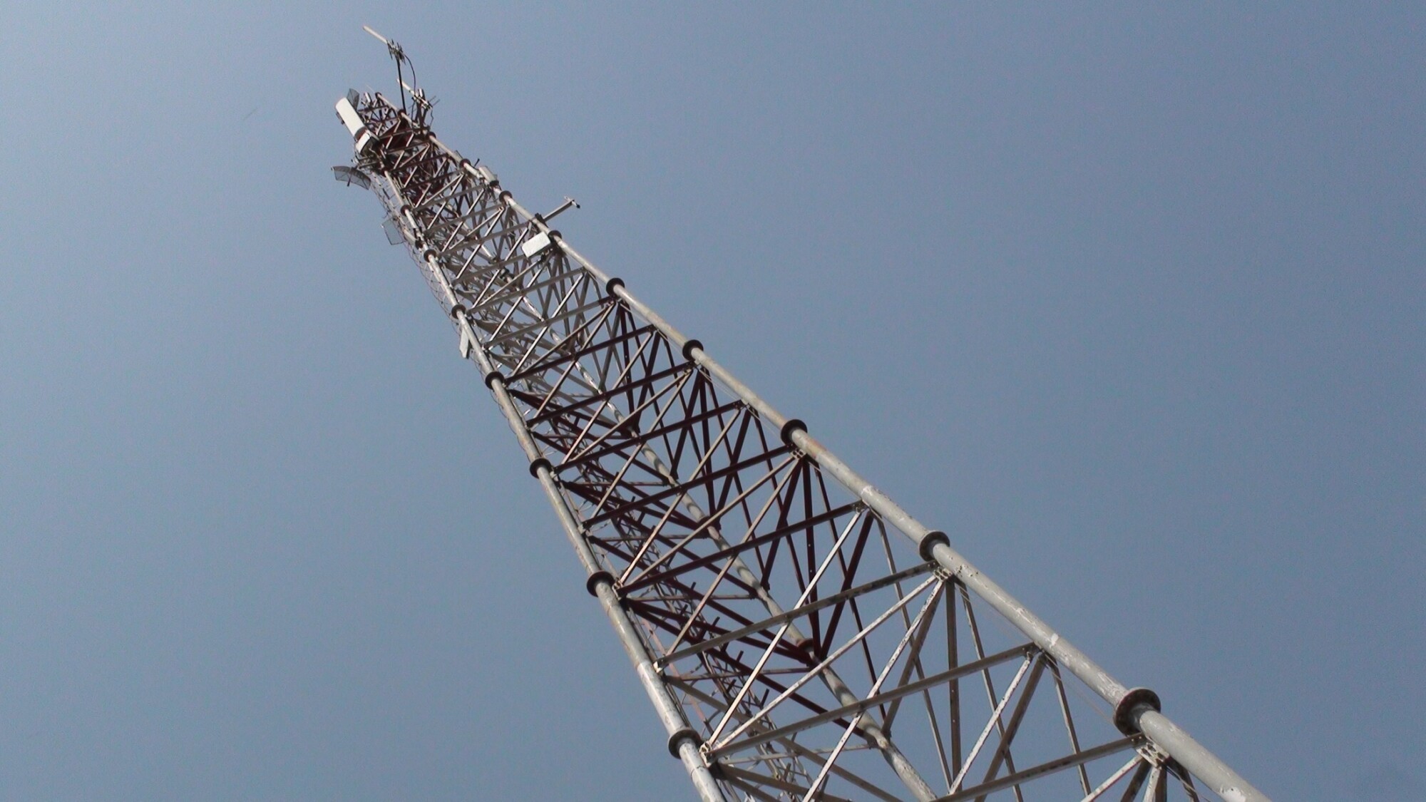 Comitiva catarinense visita vilarejo de Kheri onde moradores acessam internet com tecnologia desenvolvida pela VNL