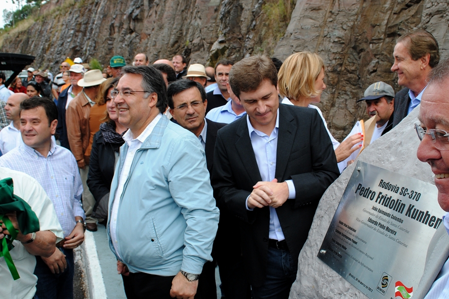 Elizeu Mattos acompanha governador em inauguração de obra asfáltica na serra catarinense