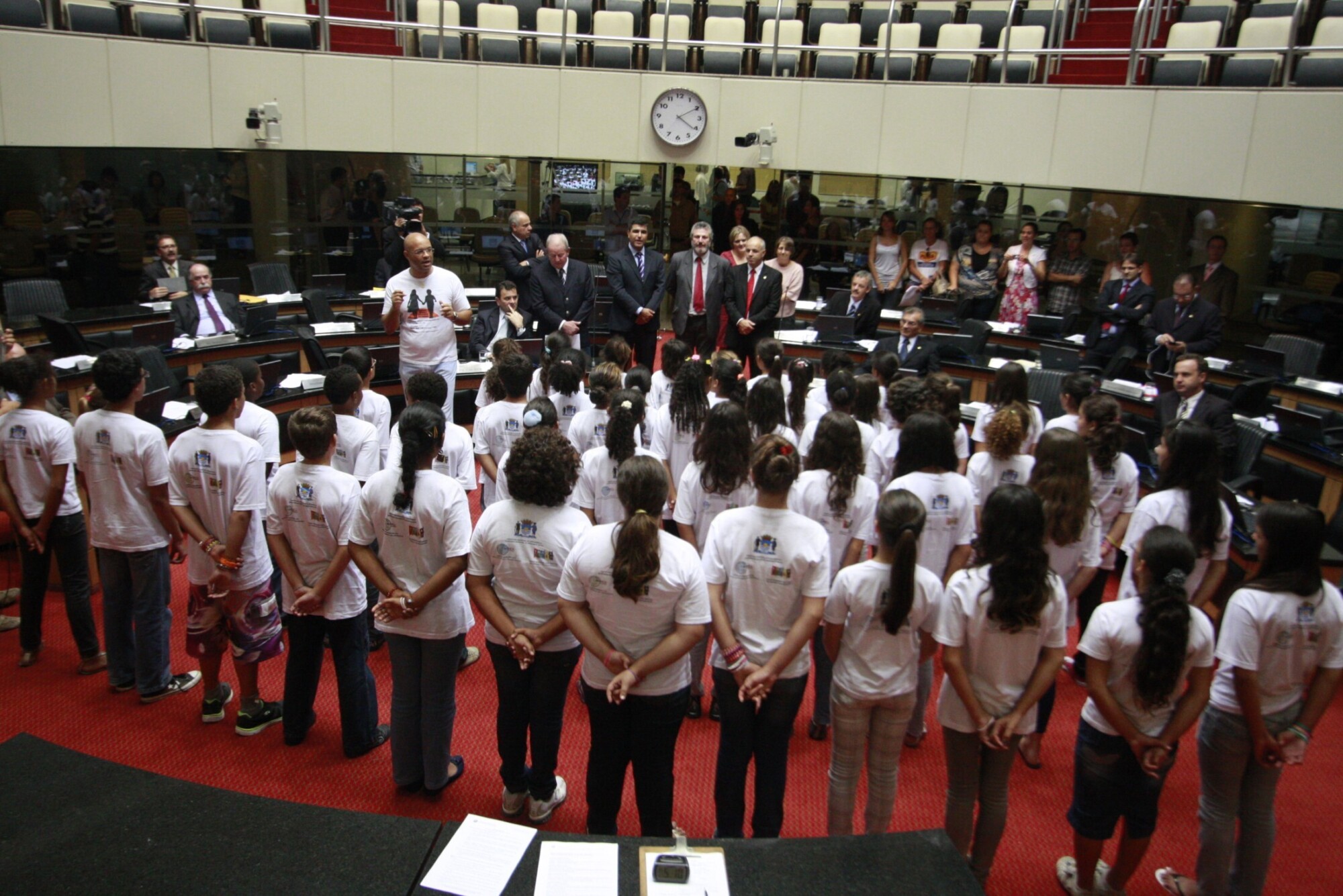 Coral “Canto Forte” faz apresentação no plenário