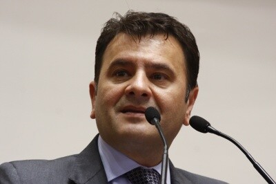 Projeto prevê bloqueio de sinal de celular em presídios