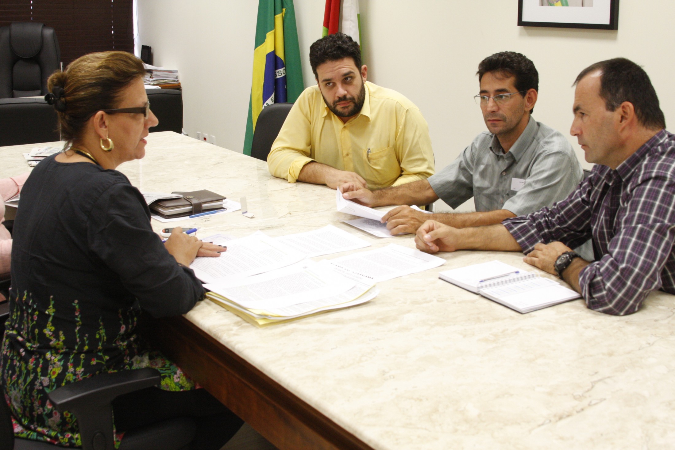 Vereador Justino Pereira da Luz de Jaraguá do Sul visita o gabinete do deputado Volnei Morastoni para tratar da não privatização do Samu