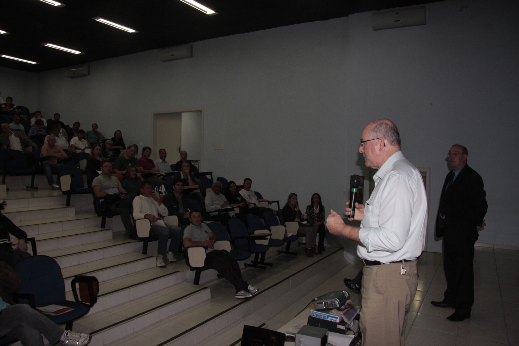 Escolas do legislativo preparam candidatos a vereador