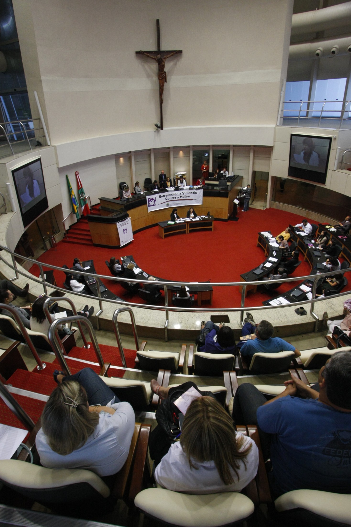 CPMI - Enfrentando a Violência Contra a Mulher