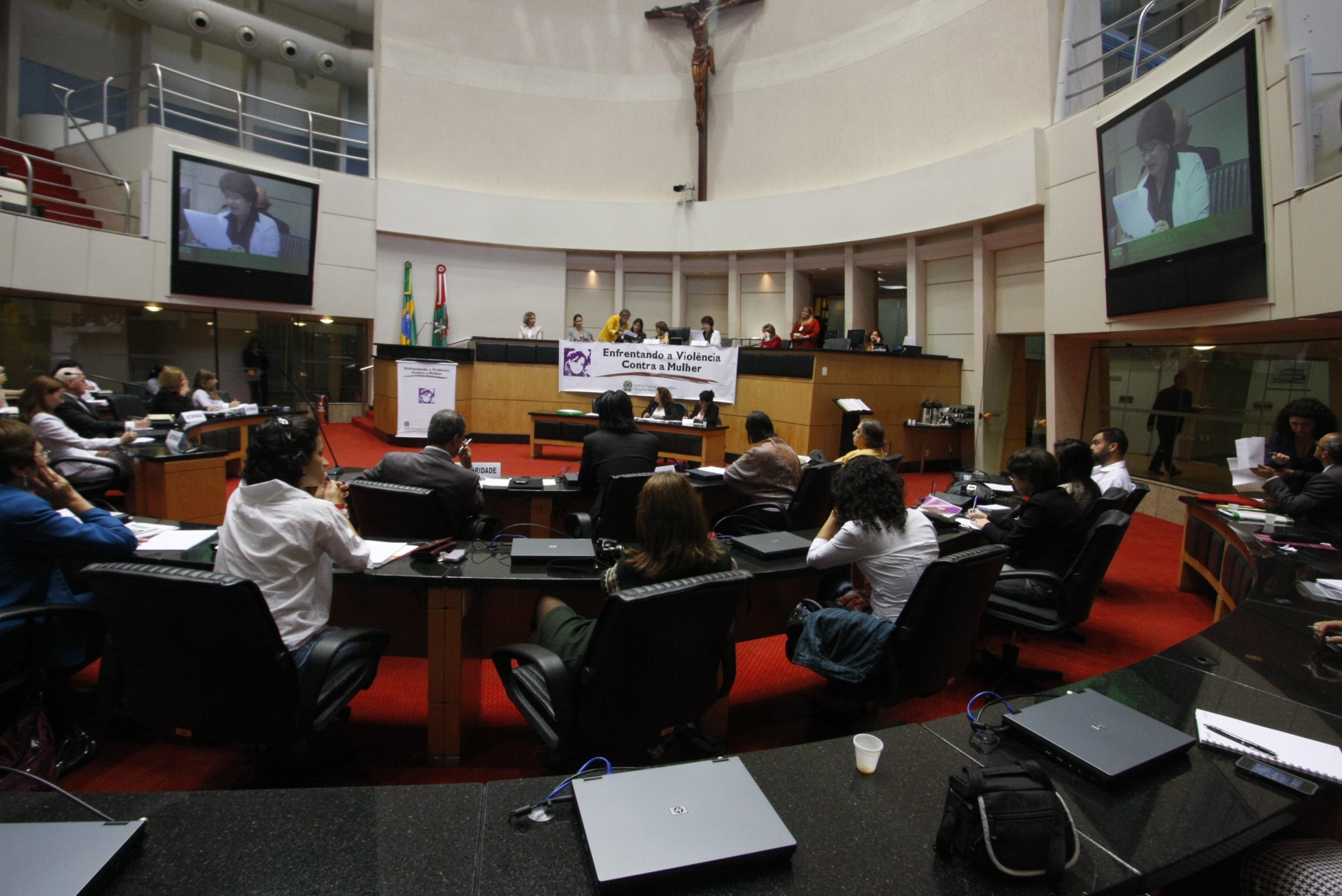 CPMI - Enfrentando a Violência Contra a Mulher