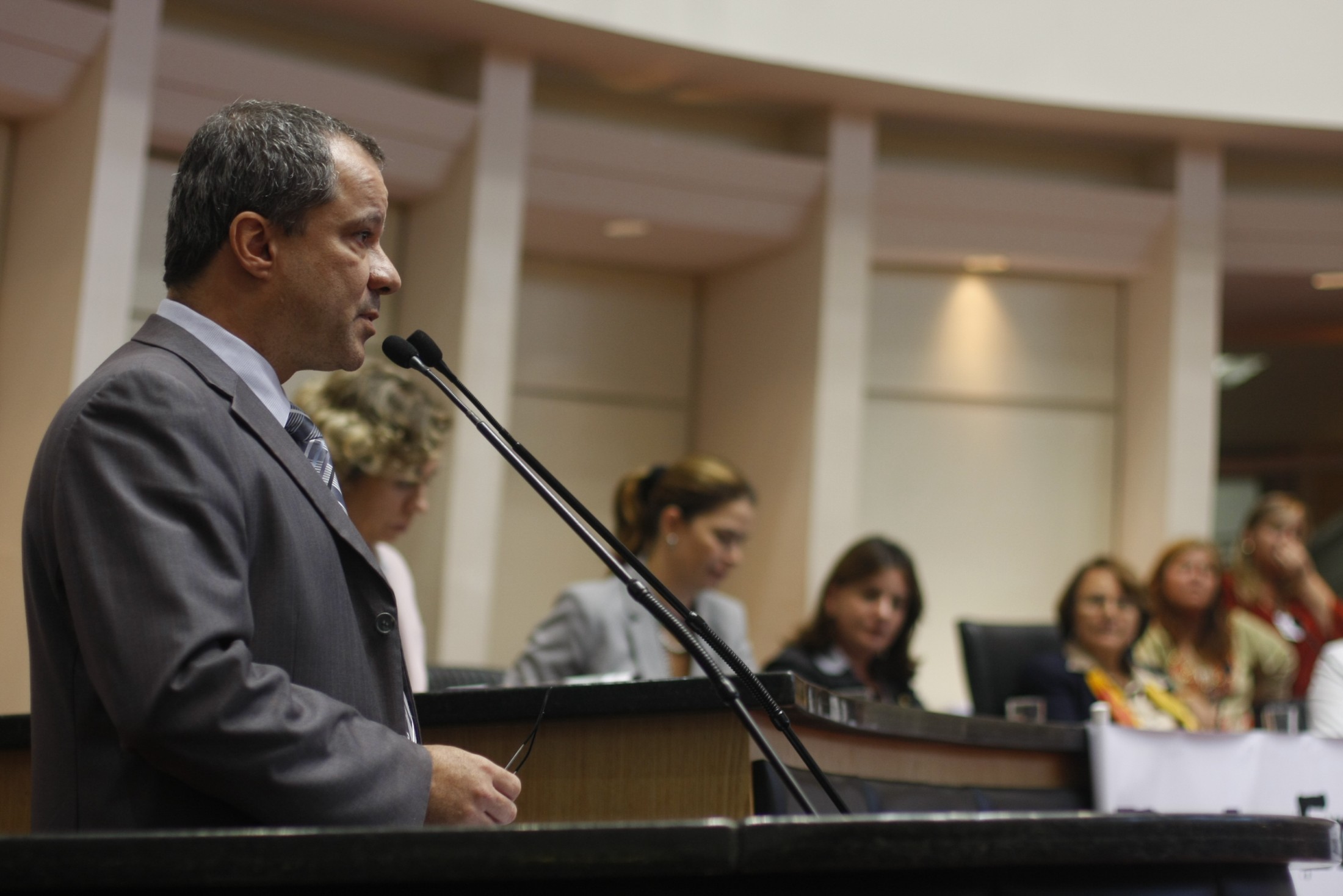 CPMI - Enfrentando a Violência Contra a Mulher