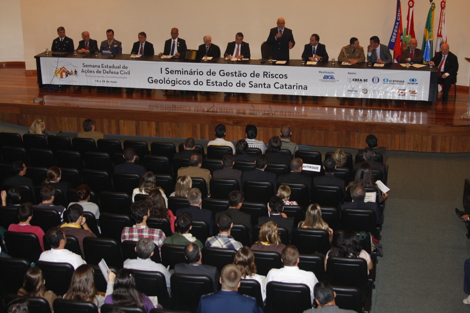 Entrega de homenagens marca a abertura do 1º Seminário de Gestão de Risco Geológico de Santa Catarin