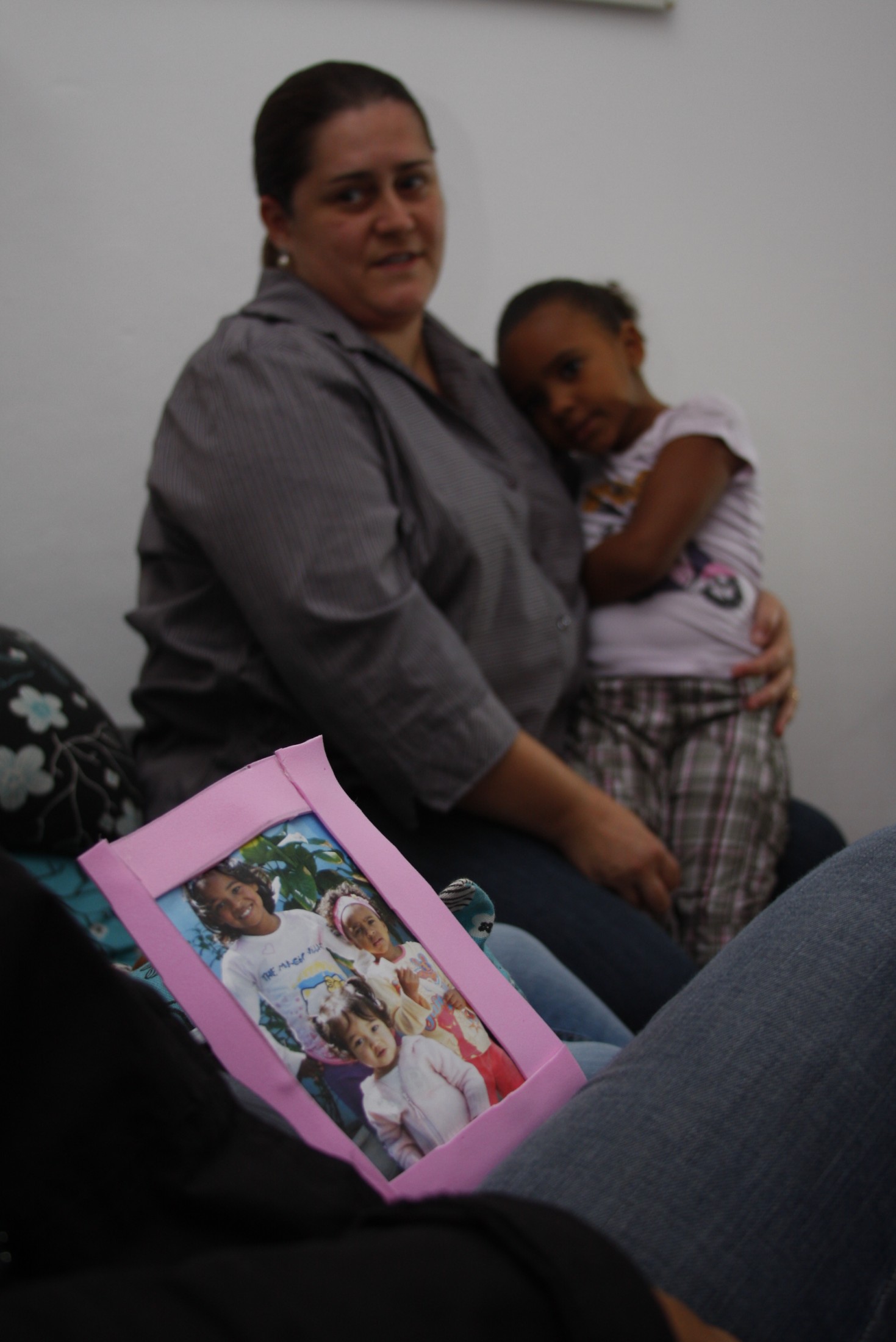 Casal adota duas meninas de 5 e 9 anos de idade.