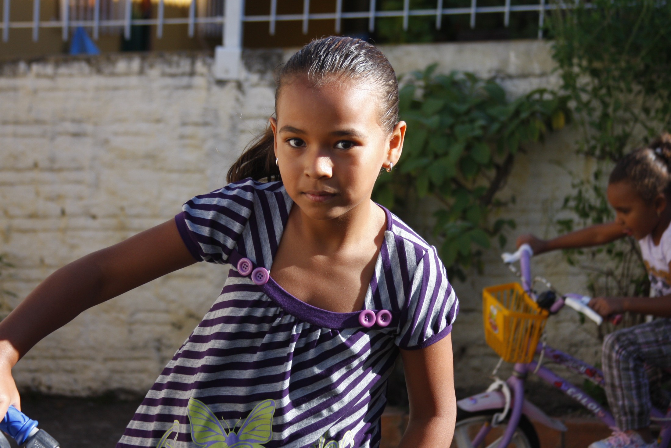 Casal adota duas meninas de 5 e 9 anos de idade.