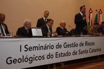 Seminário capacita agentes de defesa civil para evitar risco geológico