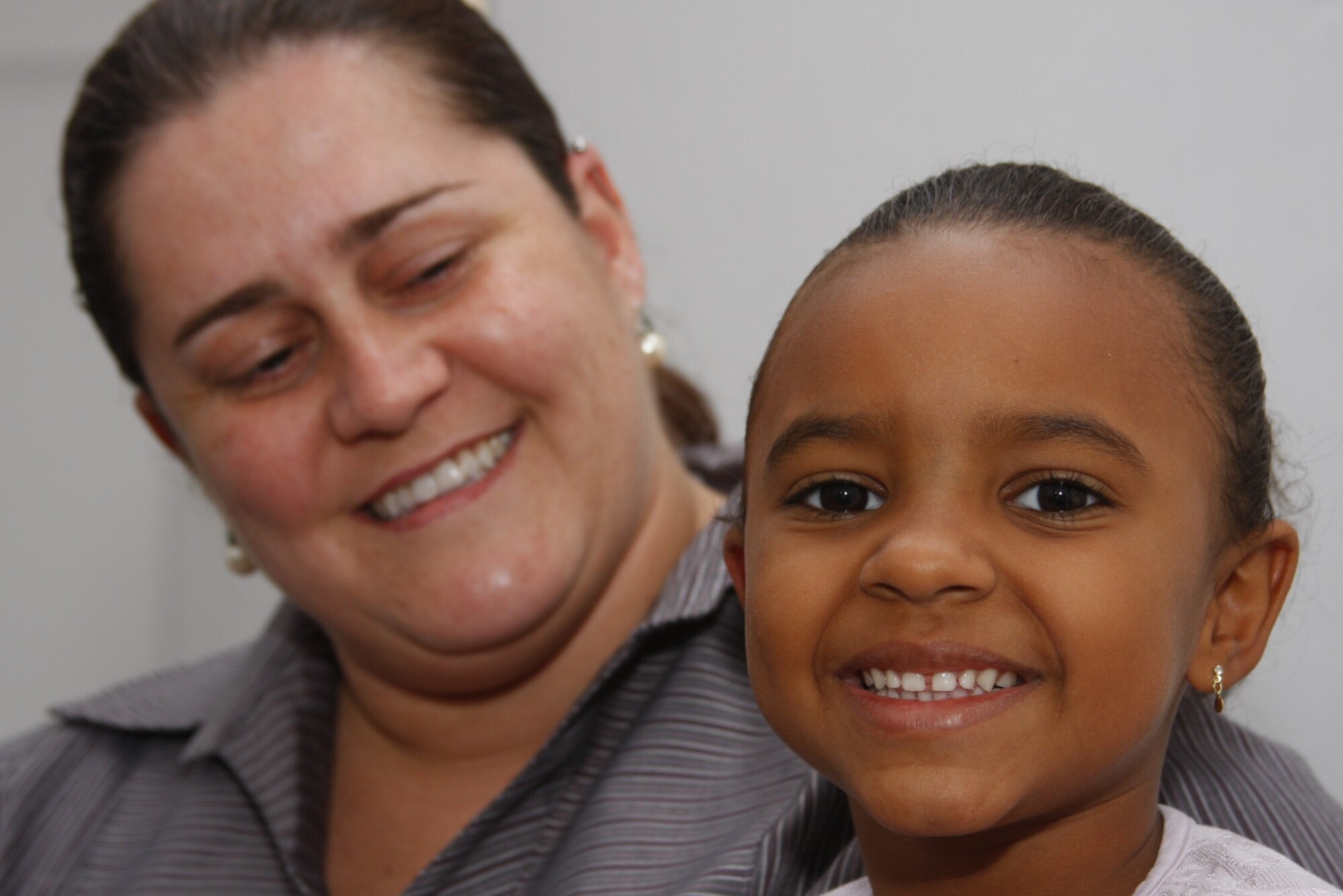 Casal adota duas meninas de 5 e 9 anos de idade.
