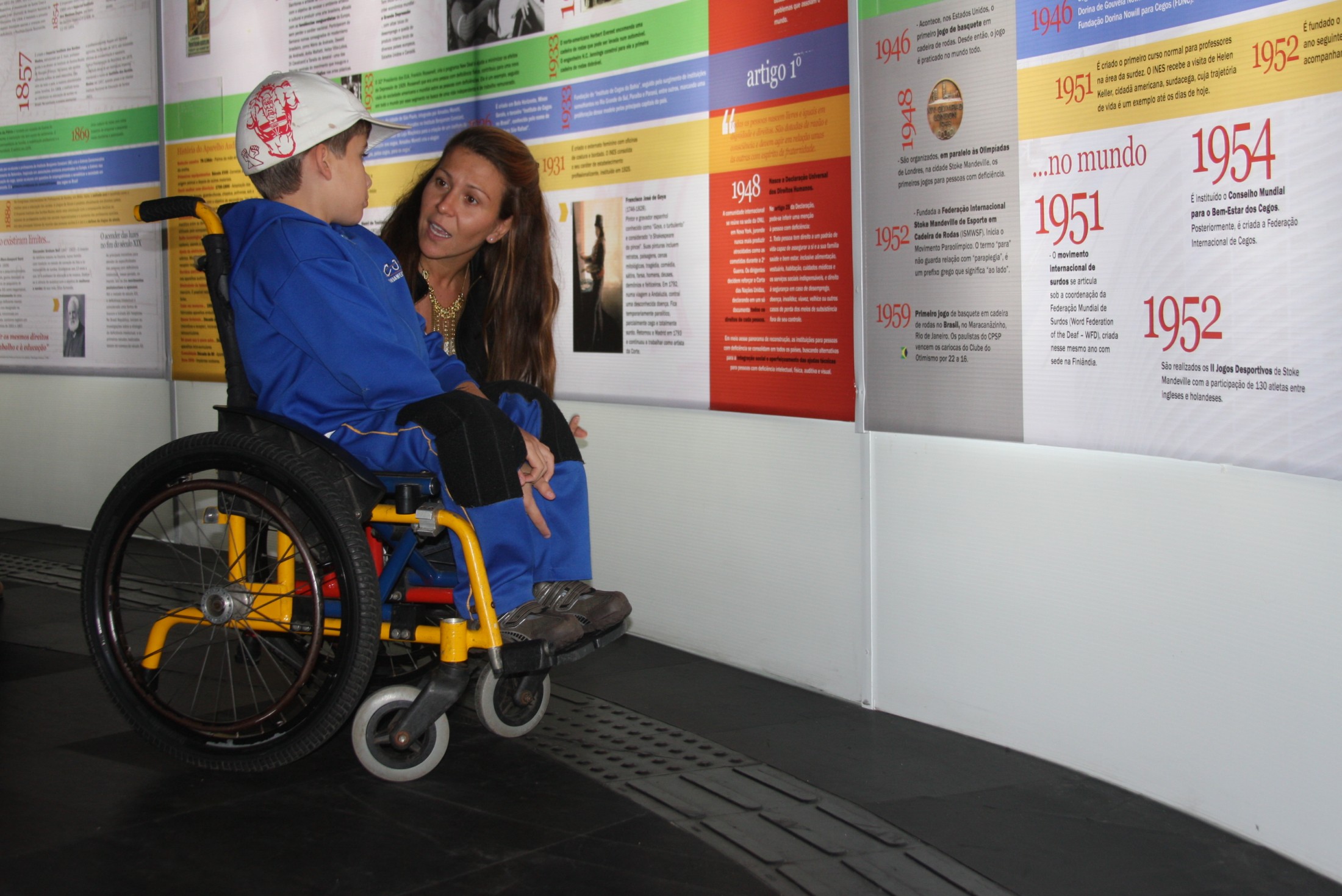 Thiago Coli visita exposição Para Todos