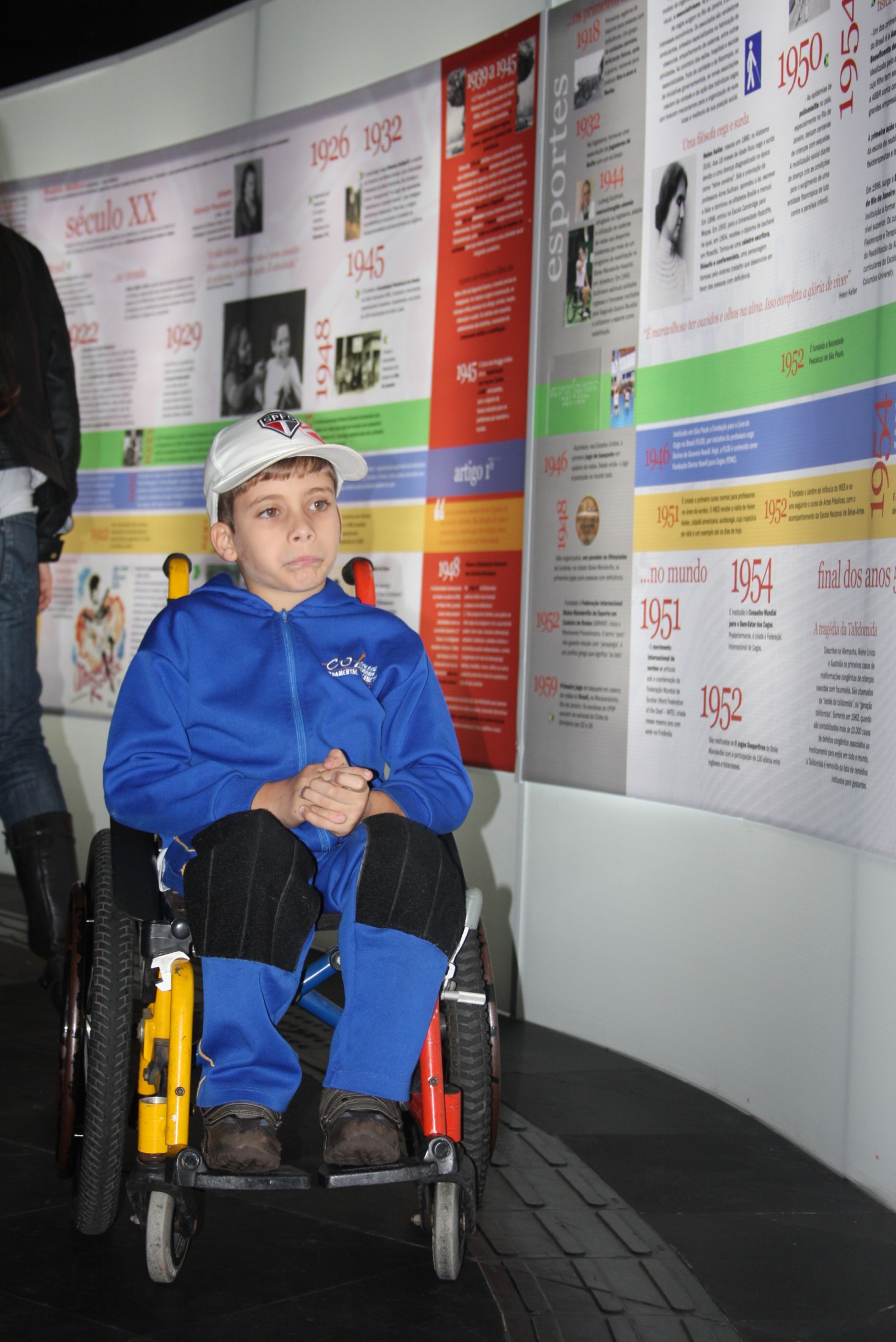 Thiago Coli visita exposição Para Todos