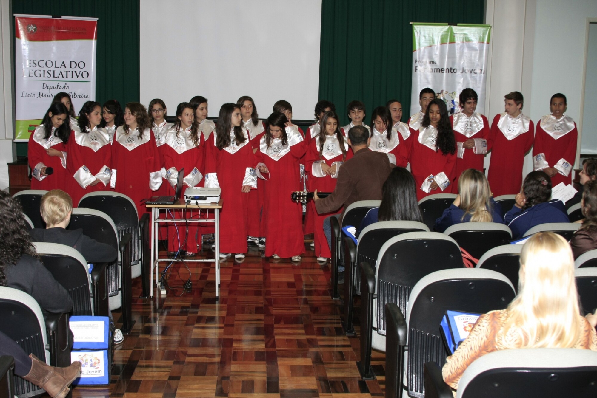 Estudantes são recebidos pelo Programa Parlamento Jovem