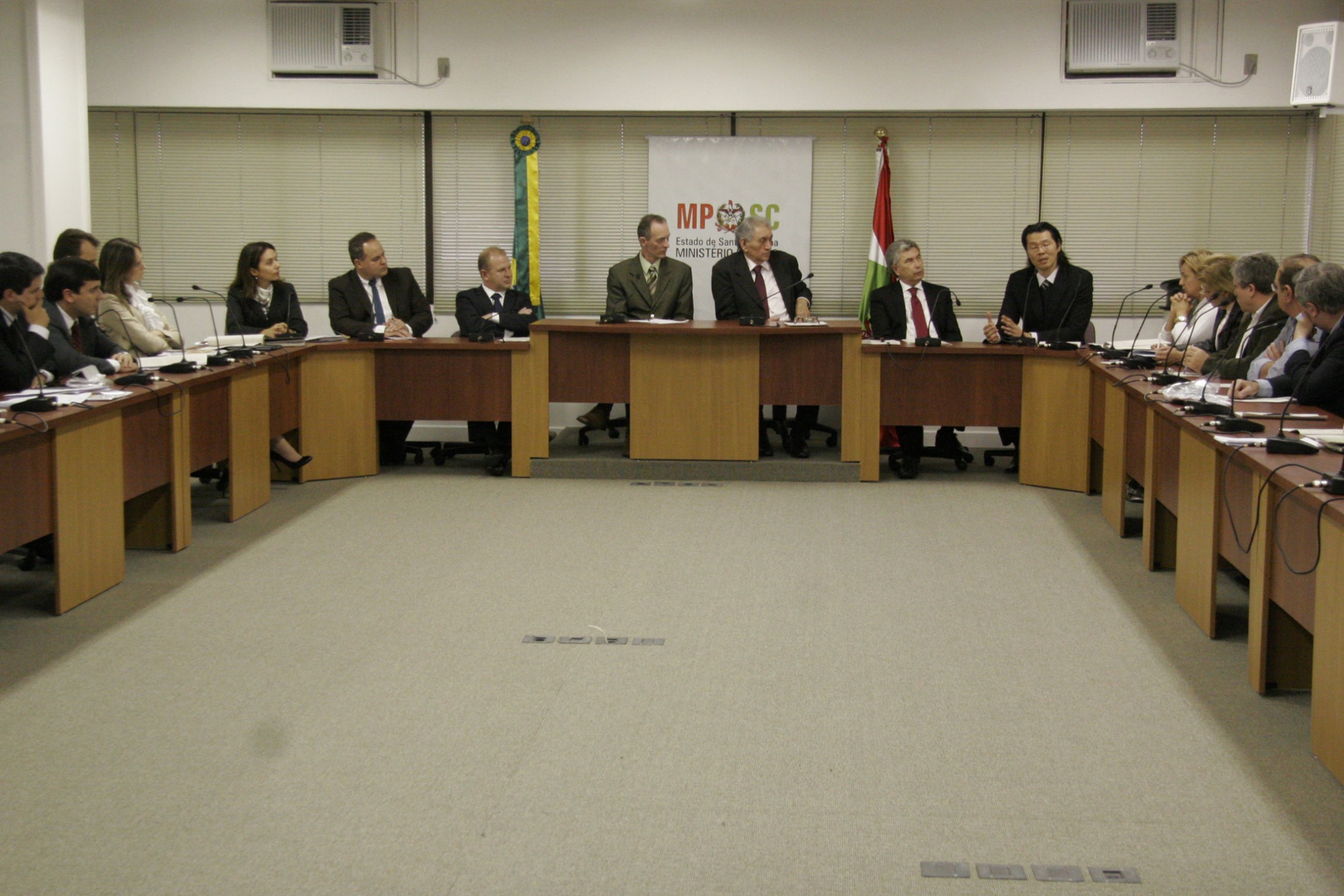 Reunião no Ministério Público sobre Adoção