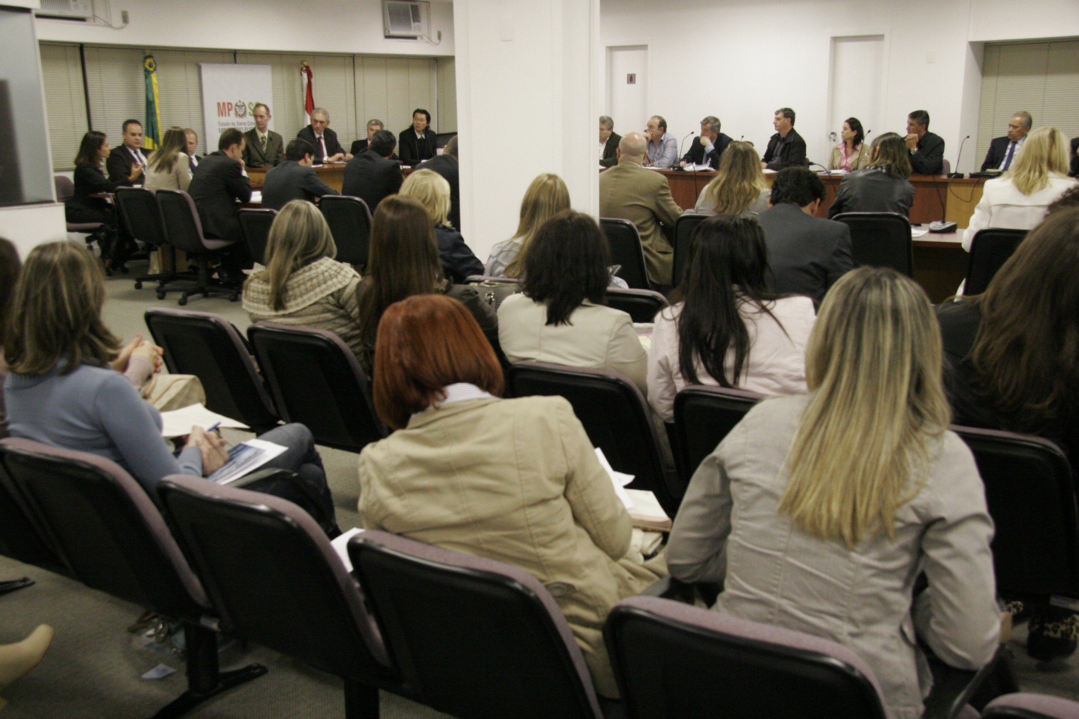 Reunião no Ministério Público sobre Adoção