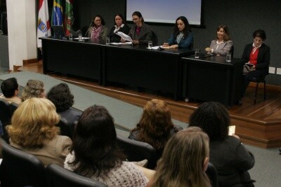 Encontro em Florianópolis encerra ciclo de debates sobre violência contra a mulher