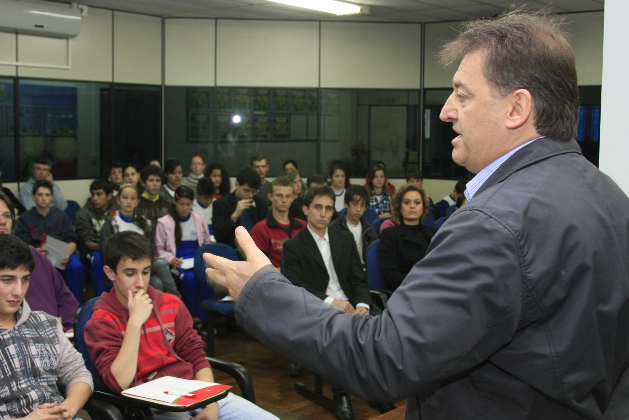 Programa de Formação de Vereadores Mirins 2012 - O que é Política? A Participação do Jovem na Política - Palestrante: Rafael Mariotto