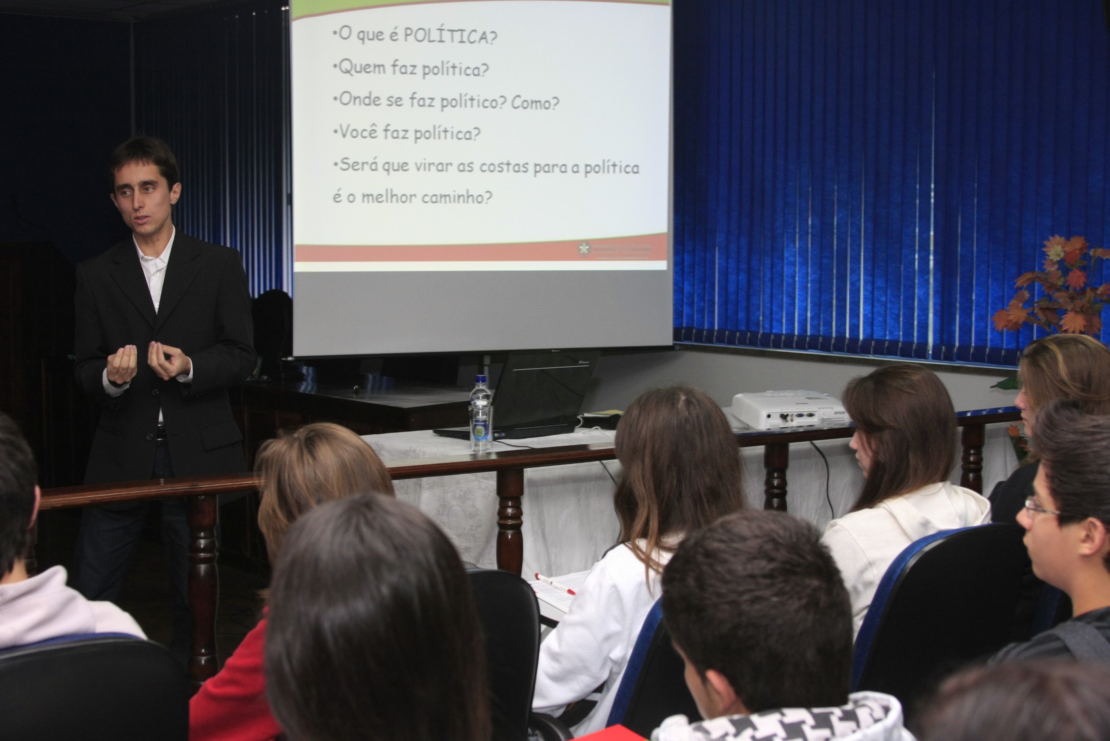 Programa de Formação de Vereadores Mirins 2012 - O que é Política? A Participação do Jovem na Política - Palestrante: Rafael Mariotto