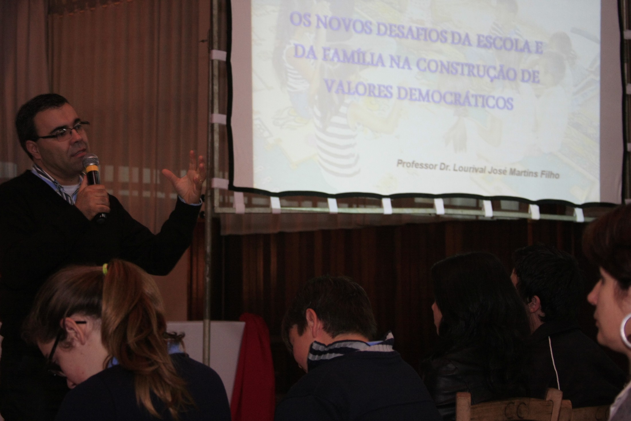 Palestra: Os Novos Desafios da Escola e da Família na Construção de Valores Democráticos