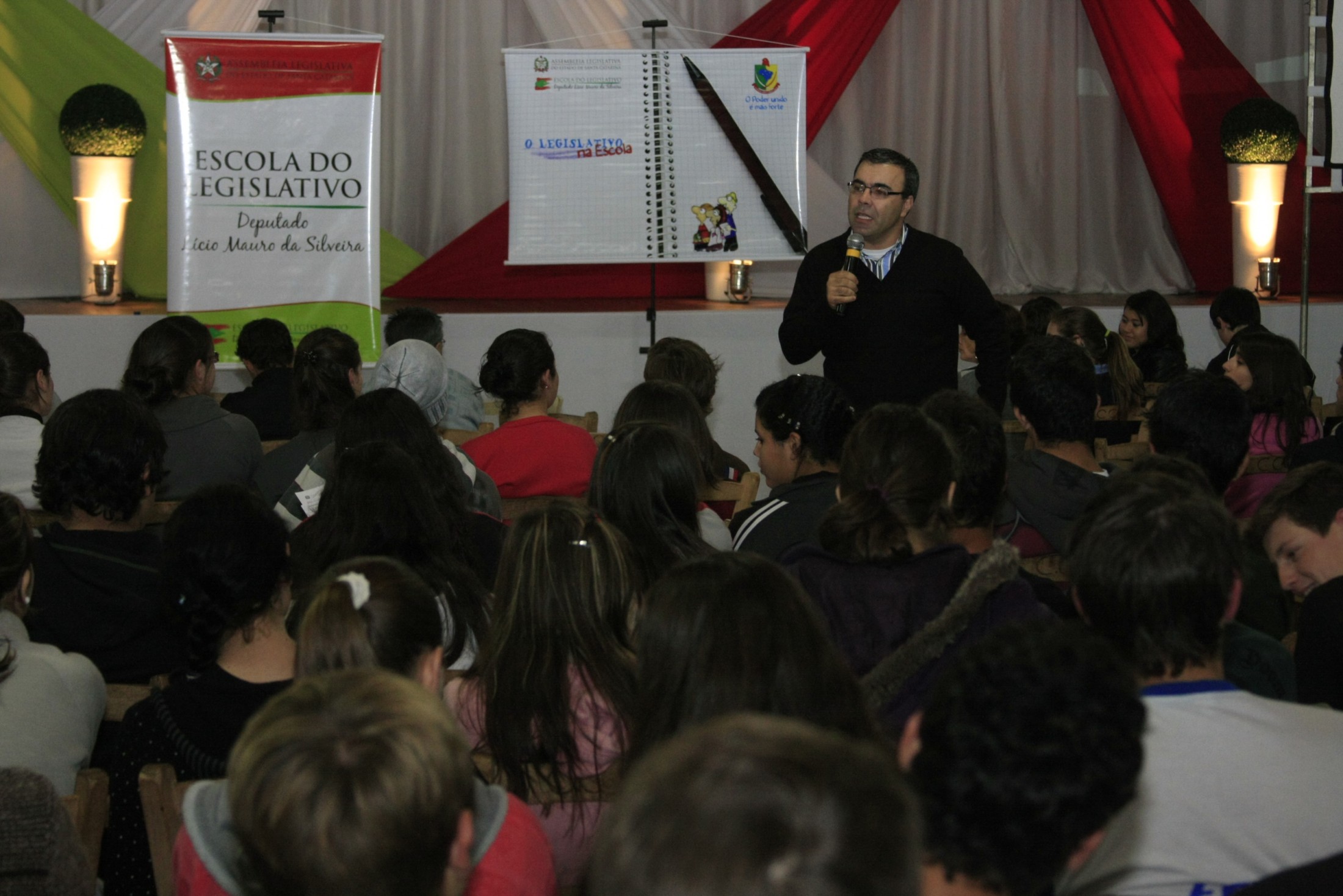 Palestra: Os Novos Desafios da Escola e da Família na Construção de Valores Democráticos