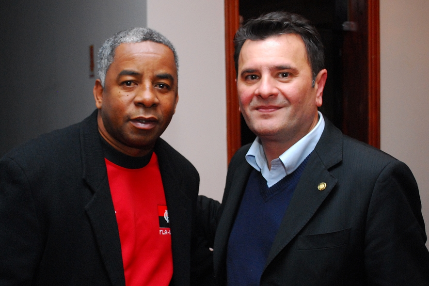 Elizeu Mattos ?veste? Aquelas Camisas Vermelhas